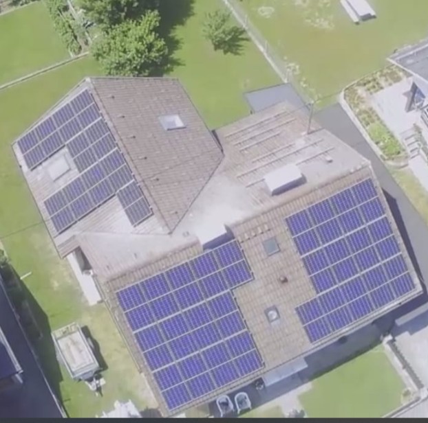 Photovoltaik-Installation auf einem Schrägdach eines Wohngebäudes mit Holzverkleidung in Vorchdorf