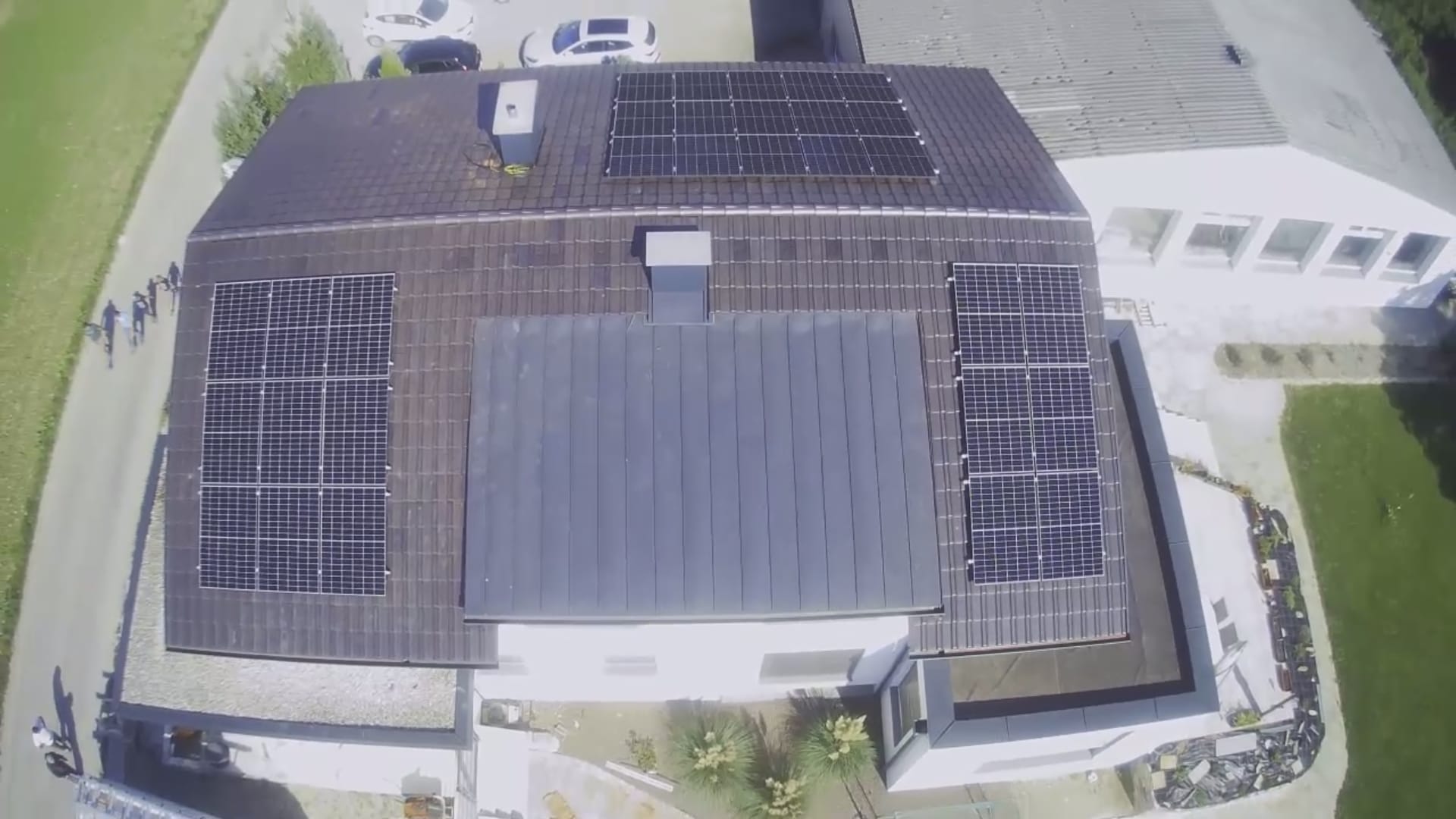 Photovoltaik-Installation auf einem Flachdach eines Wohngebäudes in Vorchdorf