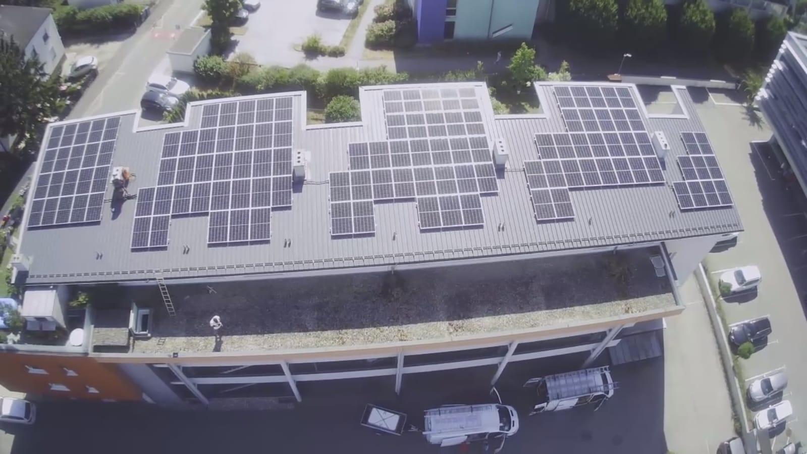 Photovoltaik-Installation auf einem Flachdach eines Gewerbegebäudes in Vorchdorf