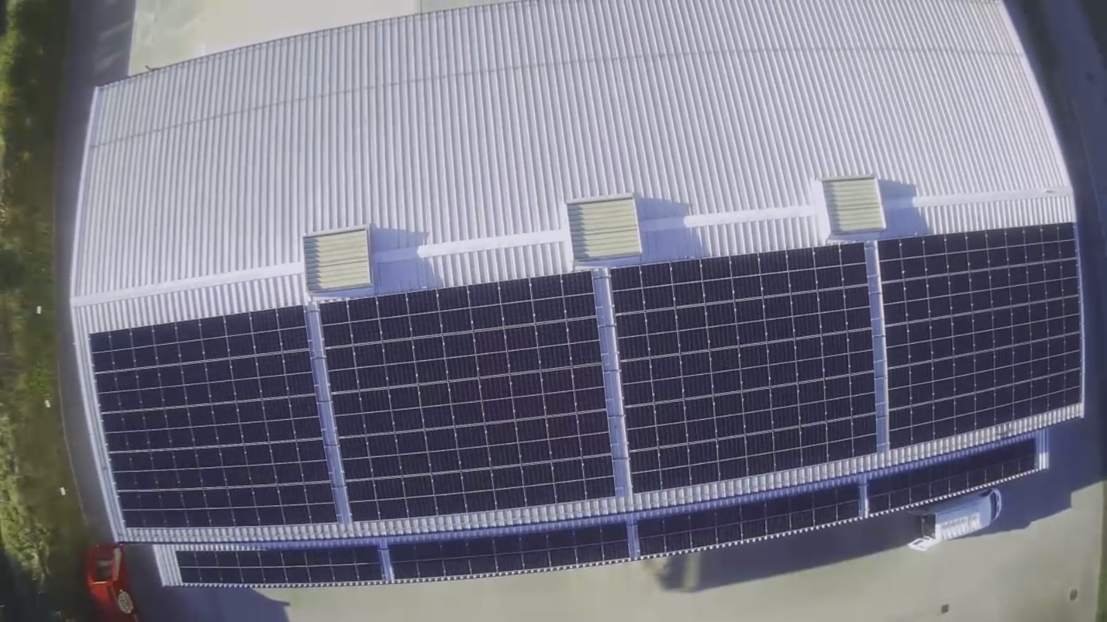 Photovoltaik-Installation auf einem Schrägdach in einer bergigen Region in Oberösterreich